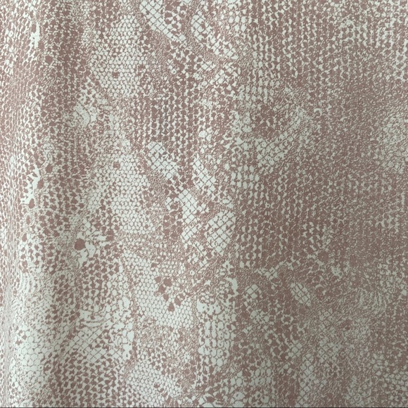 RW&CO ANIMAL PRINT SHORT SLEEVED PEPLUM TOP WITH LACE SLEEVES, ZIPPER DETAIL, M - Picture 4 of 8